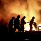 militares del Ministerio de Emergencias trabajando en el lugar de la explosión en un edificio de servicio de automóviles y luego del incendio en la estación de servicio en Makhachkala, República de Daguestán, Rusia, 15 Agosto de 2023