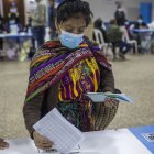 Ciudadanos votan, el 25 de junio de 2023, en las elecciones generales, en un colegio electoral de San Juan Sacatepéquez, a 45 kilómetros de la Ciudad de Guatemala (Guatemala). EFE/Esteban Biba