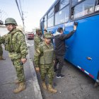 Militares ecuatorianos realizan control de armas y estupefacientes en una de las calles de Quito (Ecuador), en una fotografía de archivo.
