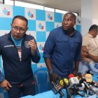 De los correístas aludidos, solo Roberto Cuero (c) se pronunció en la rueda de prensa convocada.