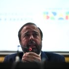 El ministro de Minas y Energía de Brasil, Alexandre Silveira, habla durante una rueda de prensa hoy, en Brasilia (Brasil).
