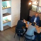Cita. En una cafetería se reunieron dos abogados, un funcionario y un empresario de seguros.