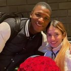 Moisés Caicedo junto a su novia, Paola Salazar, en Inglaterra.