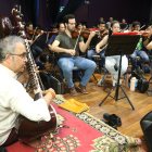 Presentación. El músico Shubhendra Rao en los ensayos previos con los integrantes de la Filarmónica local.