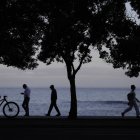 Escenario. Varias personas caminan en una mañana reciente por el paseo marítimo de La Coruña, en España.