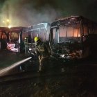 Los bomberos llegaron hasta el lugar del hecho para apagar el fuego.