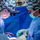 El equipo médico responsable del xenotrasplante, con la cirujana Jayme Locke -en el centro- al frente. Crédito: Steve Wood, UAB. Imagen facilitada por la Universidad de Alabama en Birmingham.