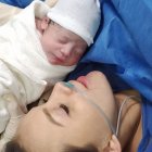 Silvana con su recién nacida.