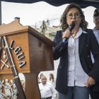 La candidata a la Presidencia de Guatemala por el partido UNE, Sandra Torres, ex primera dama del país (2008-2012), habla durante un encuentro con la Asociación de Veteranos Militares de Guatemala, hoy, en Ciudad de Guatemala. Torres, candidata de la Unidad Nacional de la Esperanza (UNE), firmó este martes un pacto con una organización de militares retirados para obtener su apoyo de cara a la segunda vuelta electoral del domingo. La exprimera dama se comprometió con la Asociación de Veteranos Militares de Guatemala (Avemilgua) ha incrementar el bono económico para los exintegrantes de las fuerzas armadas, si gana la presidencia del país. EFE/ Esteban Biba