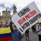 La gente salió a las calles de Bogotá para rechazar la política de Gustavo Petro