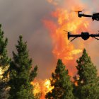Una imagen simulada con drones atacando una zona afectada por los incendios forestales.