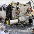 Un par de investigadores revisan uno de los prototipos de la comunicación láses.