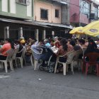 En la calle Raúl Clemente Huerta es común la invasión de la calzada.