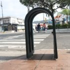 En plena Victor Emilio Estrada se visibiliza basureros sin sus respectivos tachos.