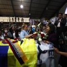 Simpatizantes muestran sus respetos ante el féretro del candidato Fernando Villavicencio, durante un velatorio público en el Centro de Exposiciones, en Quito (Ecuador).