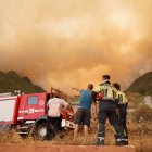 Un retén de bomberos en la zona de Los Márgenes, en el pueblo de Igueste de Candelaria, donde avanza el incendio forestal que afecta a los municipios de Arafo y Candelaria, en la isla de Tenerife. EFE/Ramón de la Rocha