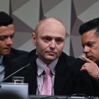 El experto en informática Walter Delgatti (c) declara hoy ante la Comisión Parlamentaria Mixta de Investigación (CPMI) sobre los actos antidemocráticos del 8 de enero contra el Senado Federal, en Brasilia (Brasil).