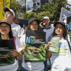 Decenas de personas se manifiestan en contra de prohibir la explotación petrolera del Bloque 43-ITT en el amazónico Parque Nacional Yasuní y la minería en el Chocó Andino, hoy, en las calles de Quito (Ecuador).