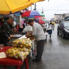 Realidad. Mientras tanto, los comerciantes siguen trabajando en la calle.