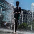 En la imagen de archivo, adolescentes juegan en una fuente para refrescarse en el Parque Andre Citroen en París, Francia. EFE/ Yoan Valat