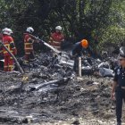 Oficiales del Depmento de Bomberos y Rescate de Malasia inspeccionan la escena del accidente de una avioneta en Elmina, estado de Selangor, Malasia. EFE/EPA/FAZRY ISMAILarta