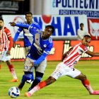 Los jugadores de Técnico Universitario y Emelec no pudieron hacerse daño al final de la primera mitad.