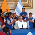 La firma del Decreto Ley se dio en la Gobernación del Guayas, con la presencia de personas que se dedican a las actividades de reciclaje de productos plásticos.