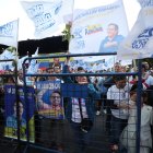 Simpatizantes se manifiestan a favor del candidato reemplazante del asesinado Fernando Villavicencio, en Quito.