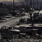 Autos dañados y casas en ruinas es todo lo que queda de un vecindario después de que el incendio de Lahaina arrasara la ciudad de Lahaina, Hawái.