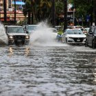 El fenómeno, que surgió el miércoles como tormenta tropical, avanza con vientos sostenidos de 230 kilómetros por hora y rachas de 280 kilómetros por hora.