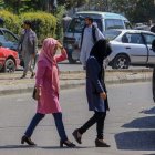 Un par de mujeres transitan por una calle de Kabul.