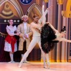 A lo largo de dos siglos, el ballet de San Petersburgo se ha establecido como uno de los más prestigiosas en su estilo..