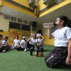 Los estudiantes del colegio Nuestra Señora del Carmen se hidratan constantemente.