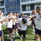 Neymar tuvo su último momento con sus ahora ex compañeros.