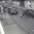 En esta captura de vídeo se observa la agresión con un puñal.