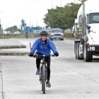 Realidad. En estas circunstancias, entre decenas de autos, peatones y ciclistas se ven obligados a movilizarse, a diario.