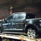 Una camioneta quedó abandonada en el ingreso de Muey en donde en un video se observa al alcalde de La Libertad.