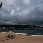 Una playa cubierta de nubes grises hoy, en el balneario de Acapulco, estado de Guerrero (México). México prevé que la tormenta tropical Hilary arribe