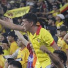 La hinchada canaria sufrió hasta el final el empate de su equipo quienes recibieron un tiro penal en los minutos finales del complicado encuentro.
