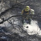 El cerro Casitagua empezó a arder a las 10:00 del 18 de agosto y hasta la noche los bomberos seguían peleando contra las llamas.