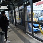 Averías. En la parada de La Prensa y Fernández Salvador, la puerta central está dañada.