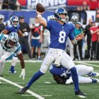 Daniel Jones pasando el balón en el partido ante Carolina Panthers.