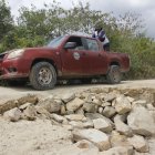 1. Rellenos. La carretera partida es rellenada con piedras que se encuentran en el camino para que, con extremo cuidado, algunos carros puedan circular.