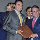 Recuerdo. José Serrano, entonces ministro del gobierno de Rafael Correa, condecora al Mago Chérrez, que luego financiaría el spa de su amiga.
