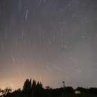 Fotografía de larga exposición durante la lluvia de estrellas de las Perseidas sobre la localidad cántabra de Comillas.