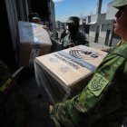 Militares distribuyen material electoral de cara a las elecciones presidenciales y legislativas extraordinarias de Ecuador, hoy, en Quito (Ecuador).