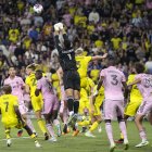 El portero del Inter Miami CF, Drake Callender (c), bloquea un tiro durante la primera mitad de la final de la Leagues Cup 2023 entre Nashville SC e Inter Miami CF en el Geodis Park de Nashville.