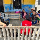 Puná. Una familia dialoga con una delegada de Cáritas.