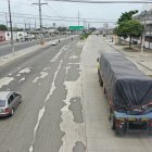 Baches. Grandes baches y huecos se han formado por el paso de carros pesados y extrapesados. Las piedras levantadas del pavimento representan un peligro para la comunidad.