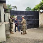 Miembros de las Fuerzas Armadas custodian este reciento electoral.